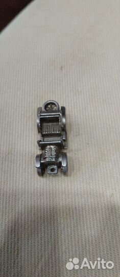 Кабриолет брелок металлический