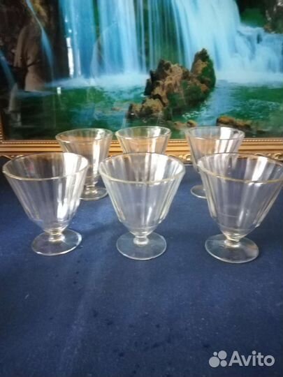 Старинный графин и рюмки лафитники