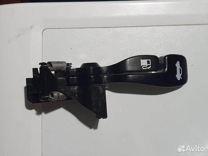 Рычаги открытия багажника и бензобака