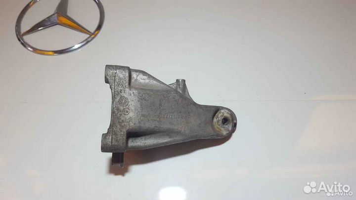 Кронштейн опоры двигателя правая Mercedes м274