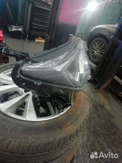Фара правая Toyota Rav4 с 2015 года галоген