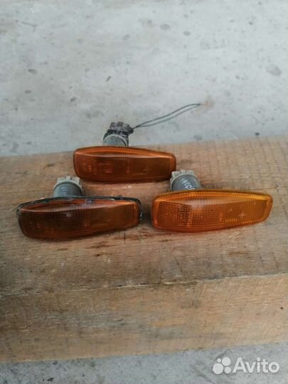 Поворотник в крыло Митсубиси Каризма