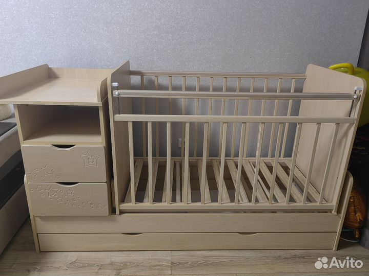 Детская кроватка с маятником