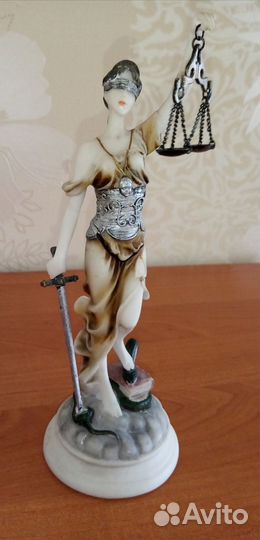 Фигурка богини Фемиды с весами