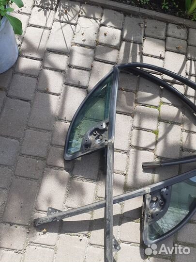 Стекла дверей правая,левая сторона Citroen C3
