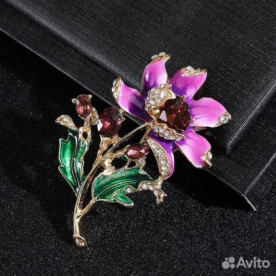 Брошь в виде цветка