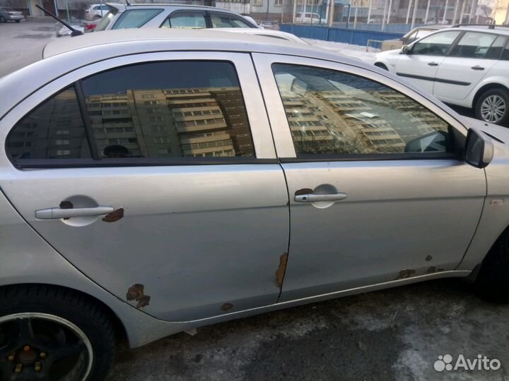 Задняя правая дверь на автомобиль Mitsubishi Lance