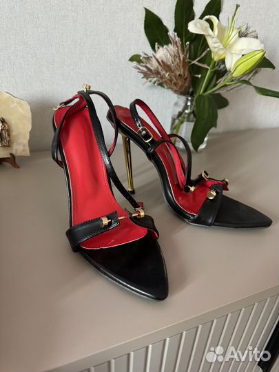 Босоножки на каблуке черные