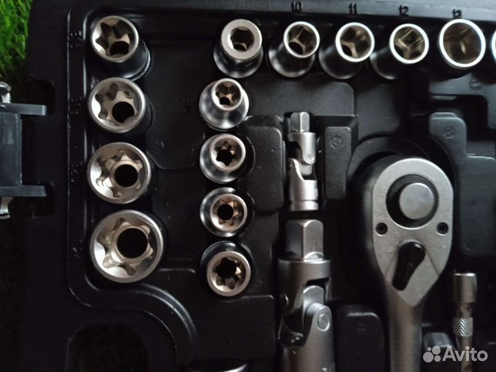 Набор инструментов для авто в чемодане