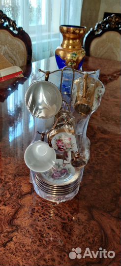 Кофейные чашки с блюдцами