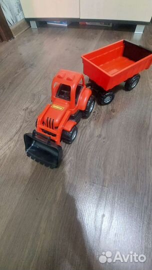 Трактор с ковшом и прицепом 