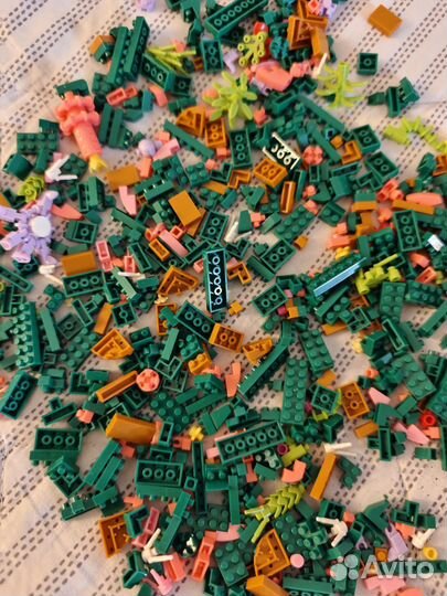Детальки от детского конструктора