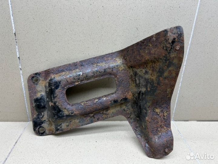 Кронштейн переднего бампера правый Mitsubishi L200