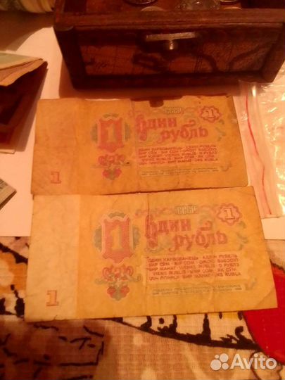 Коллекция монет и купюр