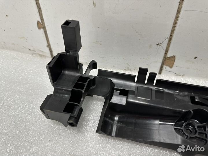 Кронштейн радиатора правый Mercedes W213 C238 C257