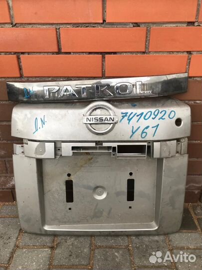 Накладка крышки багажника Nissan Patrol