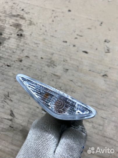 Повторитель поворота в крыло передний правый Mazda