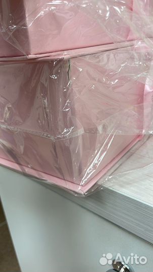 Подарочная коробка с крышкой и лентой