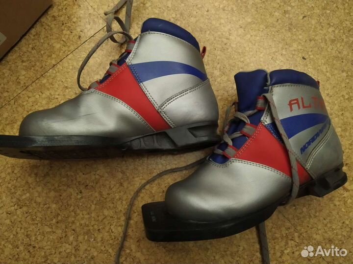 Лыжные ботинки детские 32 р + лыжи