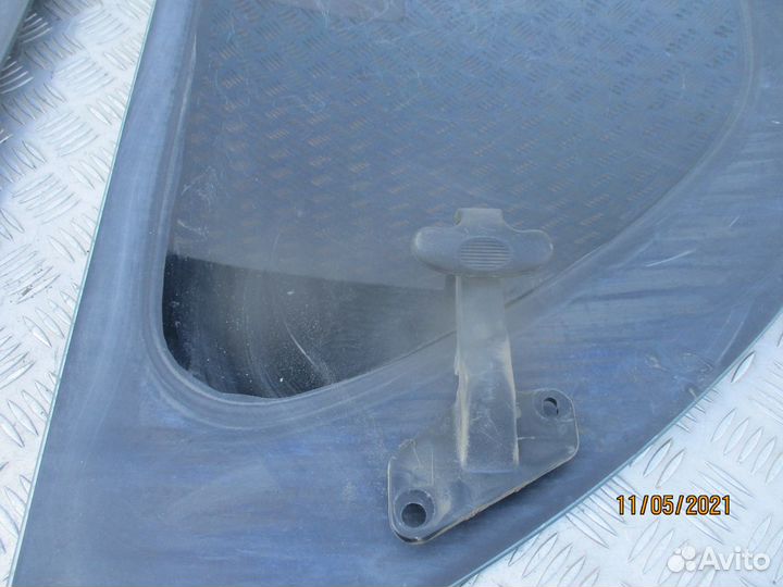 Стекло заднее левое и правое Dodge Caravan 3 2000г