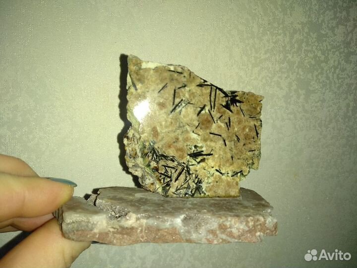 Астрофиллит на аметисте