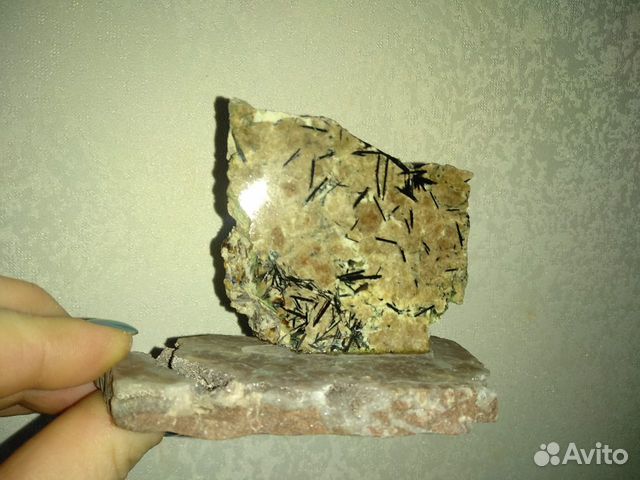 Астрофиллит на аметисте