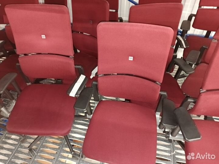 Стул офисный на колесах