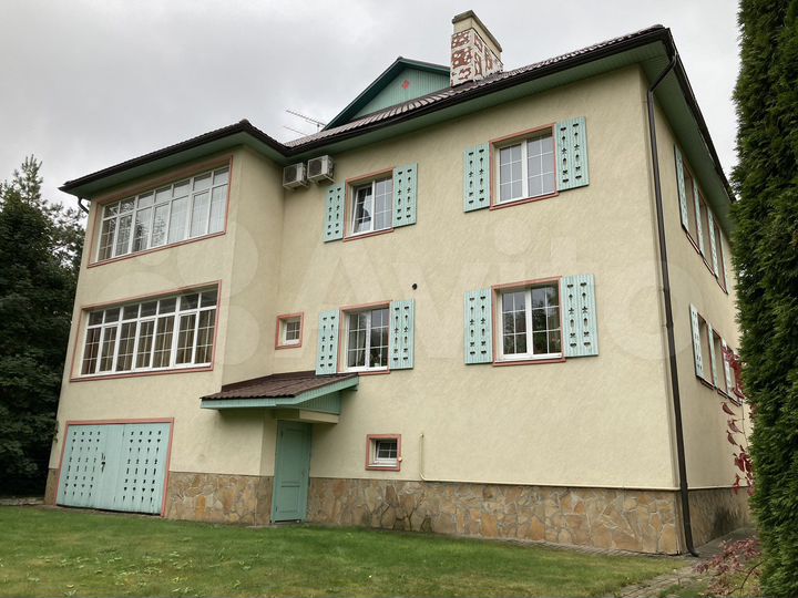 Коттедж 570 м² на участке 15 сот.