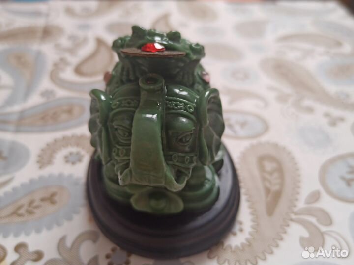 Статуэтка из нефрита слон с жабой
