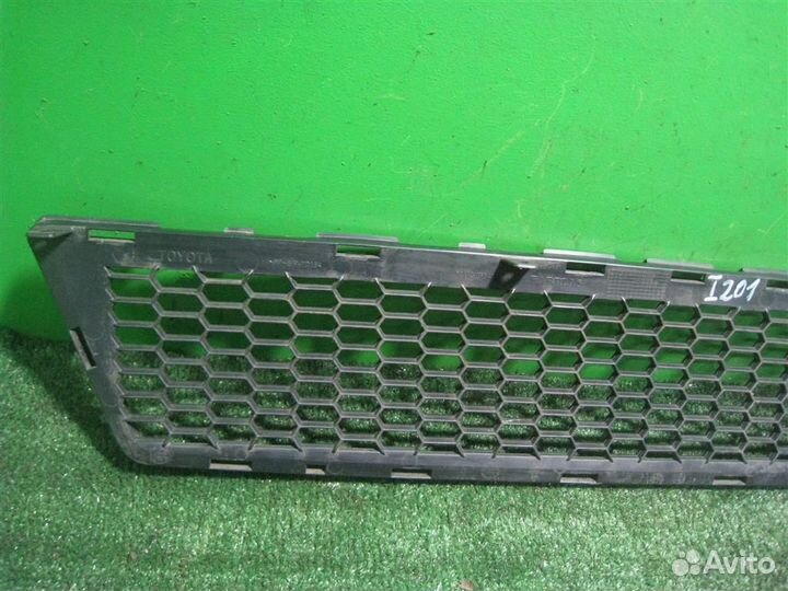 Решетка в бампер центральная Toyota Verso R2 2009