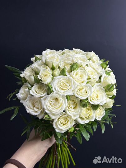 Букет невесты из белых кустовых роз