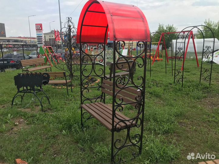 Скамейка с крышей