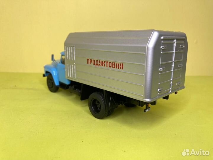 Модель лумз890Б (рефрижиратор) в масштабе 1/43