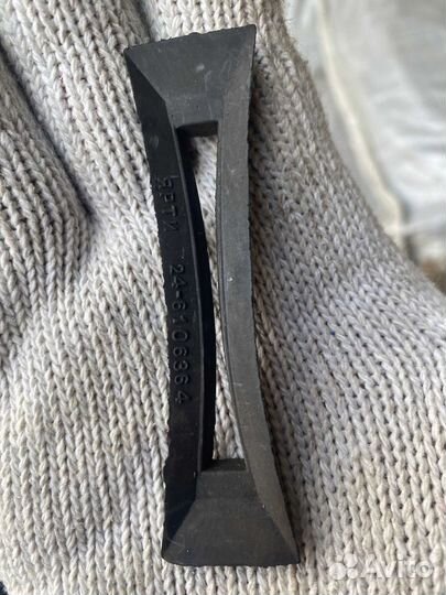 Уплотнитель петли передней двери газ 24,2410,31029