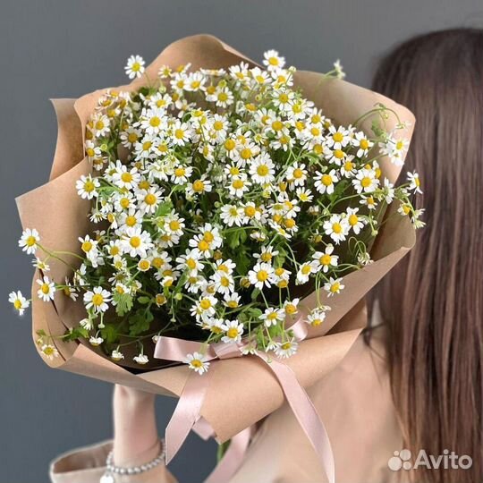 Букет из ромашек в крафте