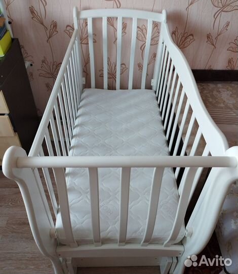 Детская кроватка с маятником