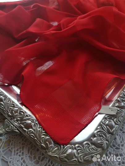 Красный красивый платок
