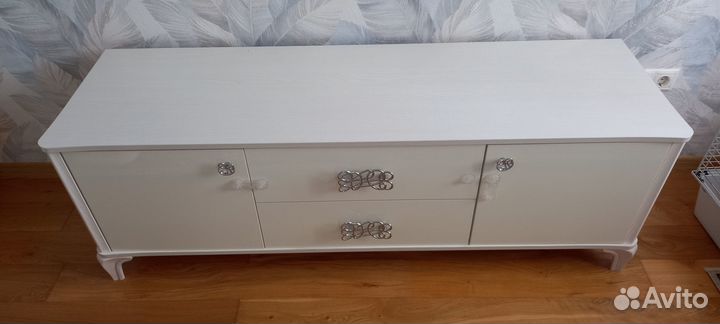 Тумба под телевизор с полкой