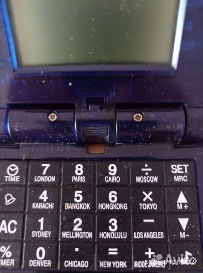 Сувенирный калькулятор с часами разных городов