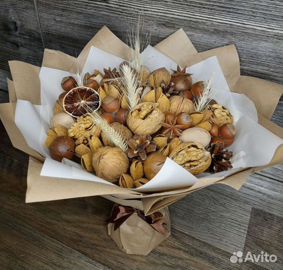 Букет из орехов