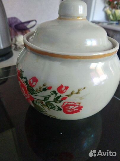 Заварочный чайник и сахарница