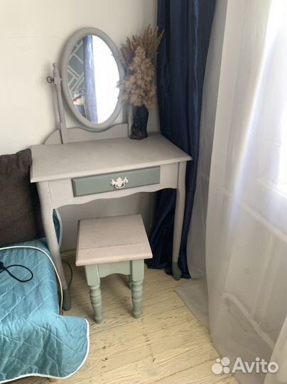 Туалетный столик с зеркалом и стулом