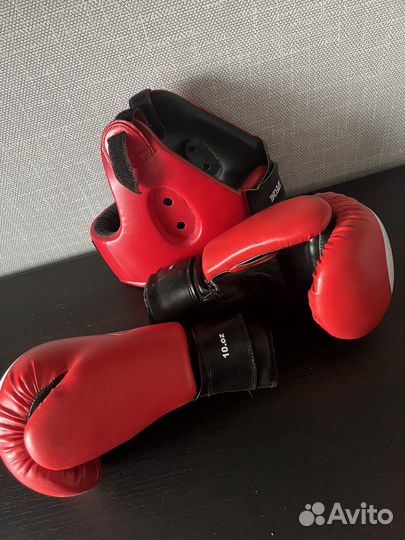 Боксерские перчатки green hill 10 oz шлем