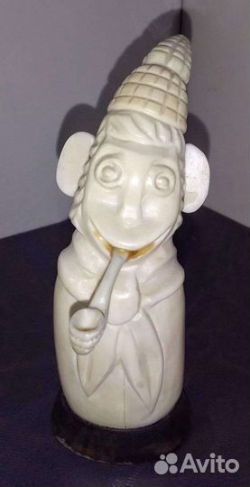 Статуэтка из кости Мальчик с трубкой