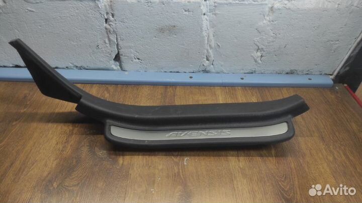 Накладка на порог салона задняя правая Toyota