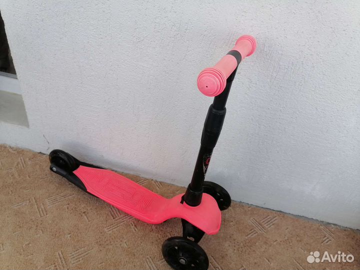 Самокат трёхколёсный