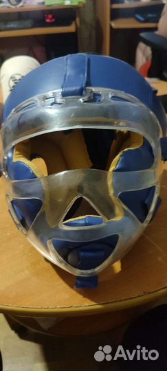Шлем с пластиковой защитой для единоборств