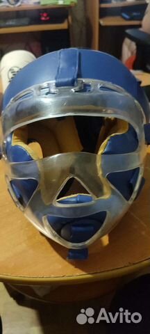Шлем с пластиковой защитой для единоборств