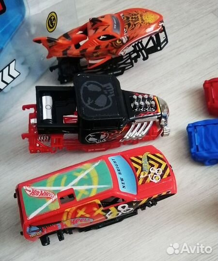 Машина hot wheels на пульте управления с треком