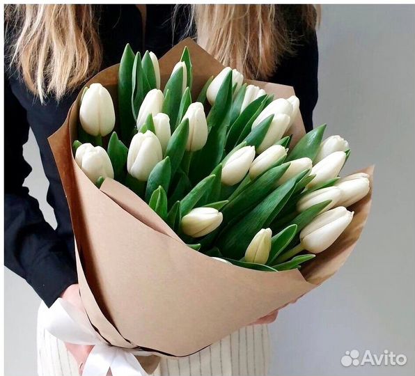 Свежий букет из 25 белых тюльпанов